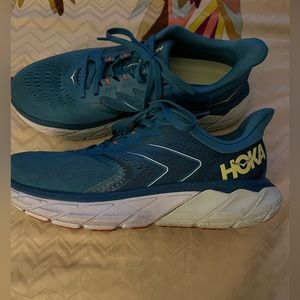 Hoka One One Arahi 5